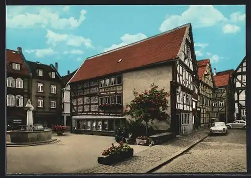 AK Alsfeld /Hessen, Strassenpartie am Schwelmer Brunnen