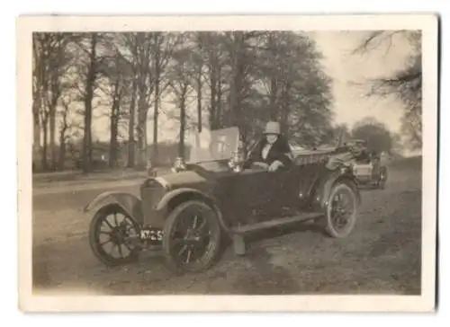 Fotografie Auto Cabrio, Dame im Cabriolet sitzend