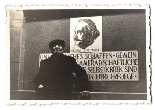 Fotografie Georgi Dimitroff Gedenktafel, Sinnspruch mit Portrait