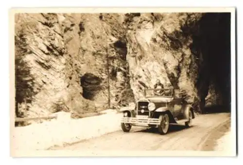 Fotografie Auto Buick Cabrio, PKW vor einer Tunnelausfahrt