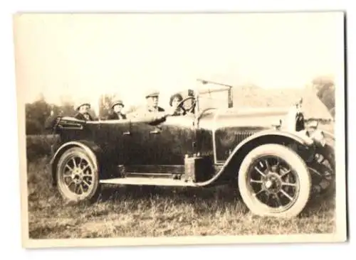 Fotografie Auto Cabrio, Reisegesellschaft im offenen PKW