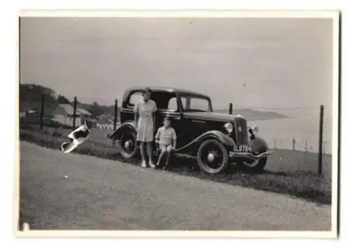 Fotografie Auto, Mädchen und Knabe nebst schwarzem PKW