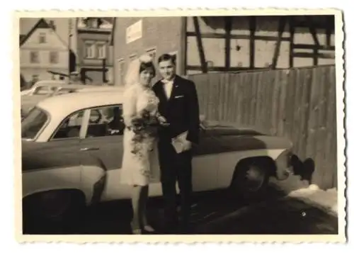 Fotografie Auto Wartburg 311, Hochzeitspaar nebst PKW