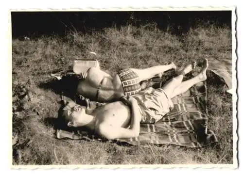 Fotografie Bademode, junges Paar in Badebekleidung beim Sonnenbad eingeschlafen