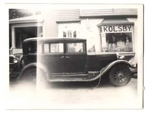 Fotografie Auto Erskine, PKW vor Kolsby Ladengeschäft