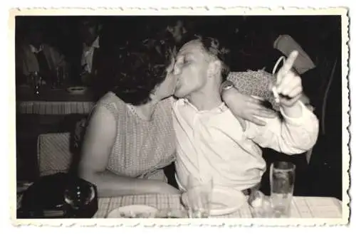 Fotografie Paar küsst sich bei einer Feier - Festveranstaltung