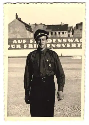 Fotografie KVP-Kasernierte Volkspolizei, Polizist in Uniform in Berlin
