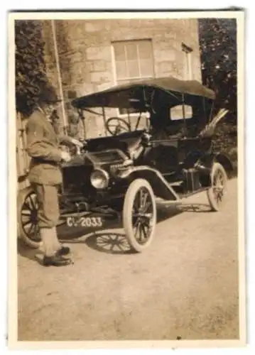 Fotografie Auto, Fahrer prüft Kühlflüssigkeitsstand