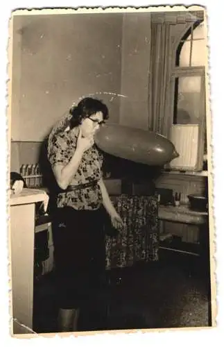 Fotografie Franz Skrobek, Berlin-Weissensee, Hausfrau pustet ein Kondom auf