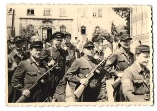 Fotografie Männer der Kampfgruppe mit Gewehr, Reserve-Einheit der NVA