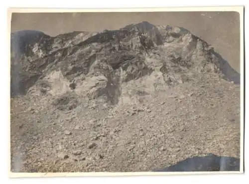 Fotografie unbekannter Fotograf, Ansicht Montecatini, Bergwerk / Steinbruch um 1926