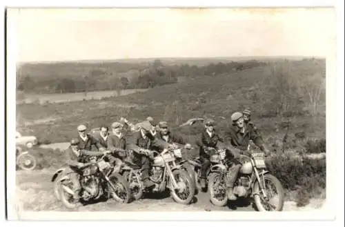 Fotografie Motorrad - Crossrennen, Männer mit Krad im Gelände