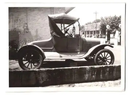 Fotografie Auto Ford Model T, PKW an einer Texaco Tankstelle