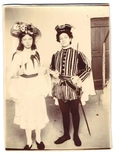 Fotografie Fasching - Karneval, Mädchen aus Elsass-Lothringen tragen Kostüm / Verkleidung
