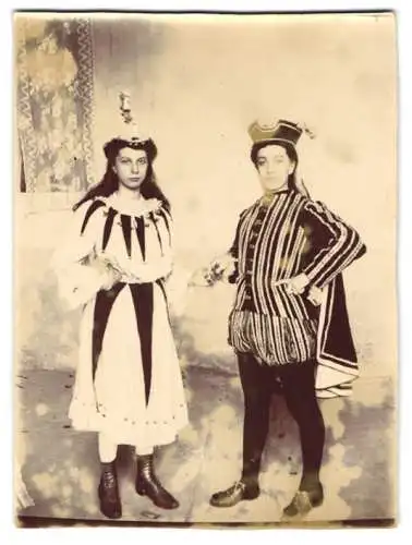 Fotografie Fasching - Karneval, junges Paar aus Elsass-Lothringen im Karnevals-Kostüm