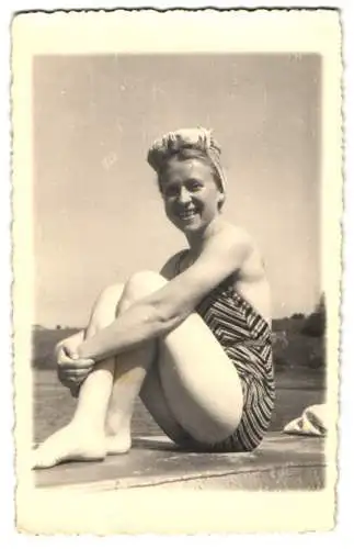 Fotografie Bademode, Hausfrau im Badeanzug am Ufer sitzend