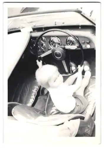 Fotografie Auto Triumph TR2, niedlicher Knabe sitzt am Steuer des Roadster's