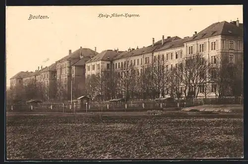 AK Bautzen, König-Albert-Kaserne, von einem Feld gesehen
