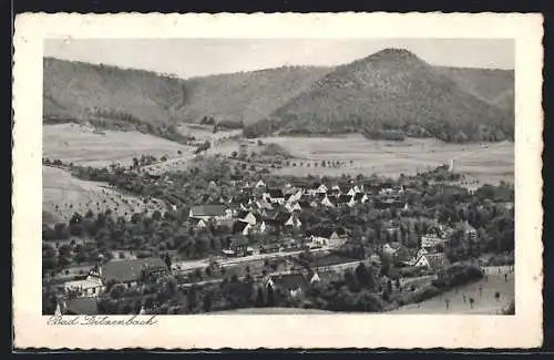 AK Bad Ditzenbach, Ortsansicht vor bewaldeten Bergen