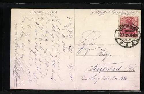 AK Irland, Kühe mit Kälbern hören Fiddlerin vor einem Pferdestall zu