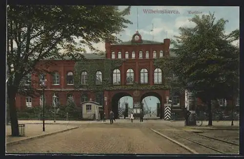 AK Wilhelmshaven, Blick zum Werfttor, Litfasssäule