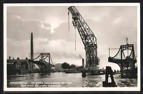 AK Wilhelmshaven, Der grösse Schwimmkran der Welt fährt im Hafen durch die grösste Drehbrücke