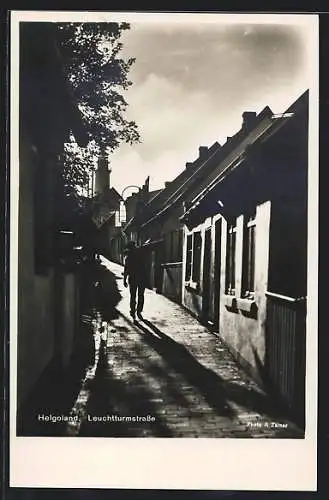 AK Helgoland, Leuchtturmstrasse mit Leuchtturm