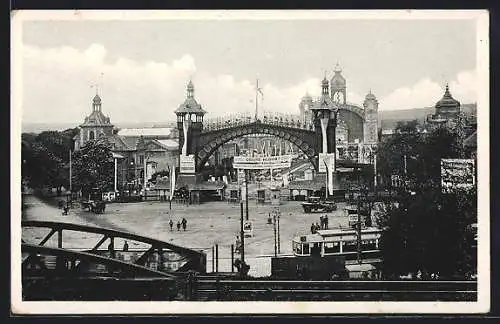 AK Prag, Eingang zum Ausstellungsgelände, Strassenbahn