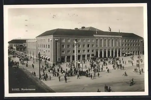 AK Basel, Mustermesse 1932, Besucher vor dem Messegelände