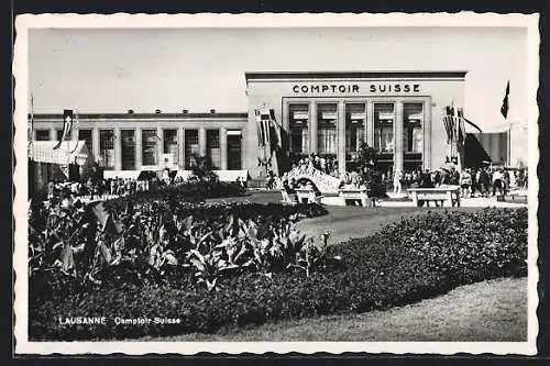 AK Lausanne, Comptoir Suisse 1950, Besucher vor dem Eingang