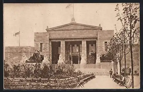 AK London, British Empire Exhibition 1924, H. M. Government Pavilion mit Vorplatz