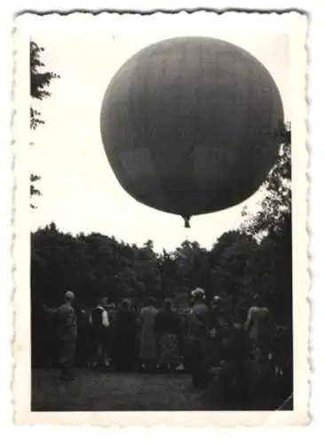 Fotografie Gas-Ballon, Fesselballon steigt empor 1938