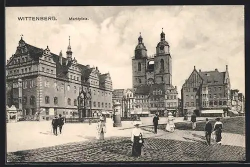 AK Wittenberg / Lutherstadt, Marktplatz mit Passanten