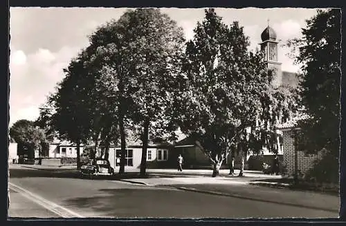 AK Varel / Oldenburg, Auferstehungskirche mit Strasse