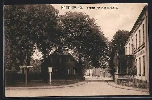 AK Neuenburg / Varel, Strassenpartie am Marktplatz mit Hotel