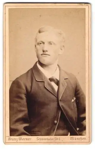 Fotografie Franz Werner, München, Schwanthaler Str. 1, Eleganter junger Mann im Anzug
