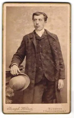 Fotografie Joseph Werner, München, Zweibrückengasse 2, Bürgerlicher mit Hut in der Hand