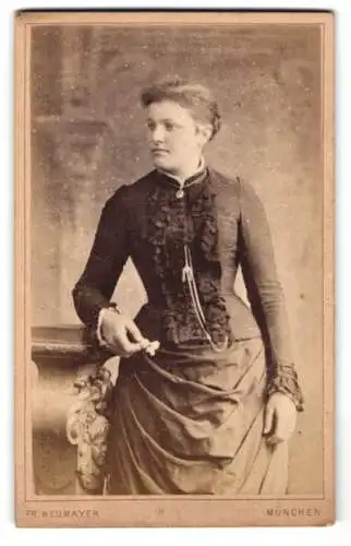 Fotografie Fr. Neumayer, München, Neuhauserstrasse 29, Elegante Dame in tailliertem Kleid