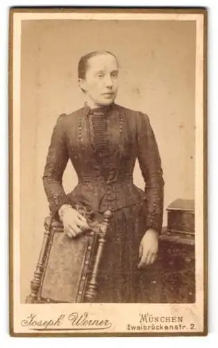 Fotografie Joseph Werner, München, Zweibrückenstr. 2, Dame in dunklem, tailliertem Kleid