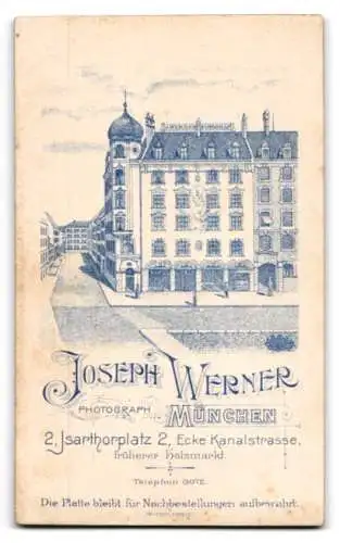 Fotografie Joseph Werner, München, Isarthorplatz 2, Niedliches Kleinkind in weissem Kleid