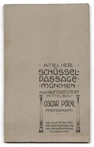 Fotografie Atelier Schlüssel-Passage, München, Kaufingerstr. 9, Junge Dame mit dem Kopf auf die Hand gestützt