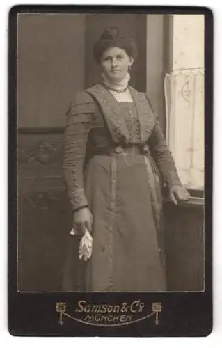 Fotografie Samson & Co, München, Neuhauser Str. 7, Dame in hochgeschlossenem Kleid mit Handschuhen