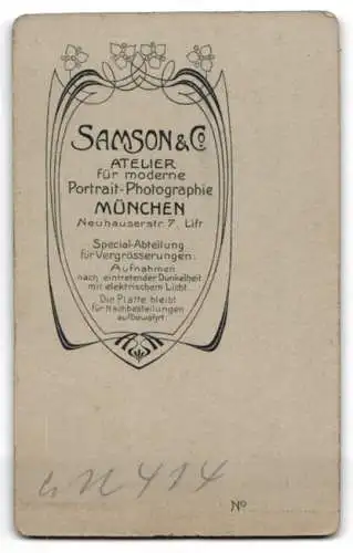 Fotografie Samson & Co, München, Neuhauser Str. 7, Dame in hochgeschlossenem Kleid mit Handschuhen