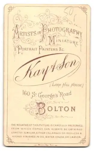 Fotografie Kaytson, Bolton, 160 St. Georges Road, Dame in hochgeschlossenem Kleid