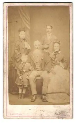 Fotografie S. Whiting, Chesterfield, Vicar Kane, Familie mit älterem Paar und Kind