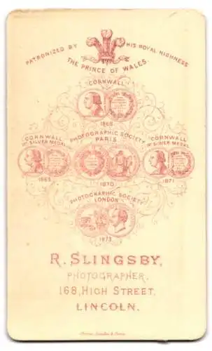 Fotografie R. Slingsby, Lincoln, 168 High Street, Bürgerliche in Kleid mit Samtverziehrung