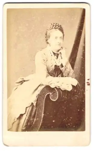 Fotografie J. C. Jurner, Islington, 17 Upper Street, Elegante Dame mit Zopffrisur