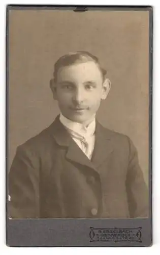 Fotografie S. Esselbach, Osnabrück, Johannisstr. 65, Junger Mann in Anzug und Krawatte
