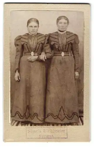 Fotografie Simon Bichlmeier, Gausberg, Zwei Damen in identischen taillierten Kleidern