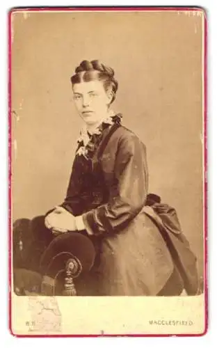 Fotografie B. R. Leech, Macclesfield, Roe Street, Junge Frau in tailliertem Kleid mit Zopffrisur